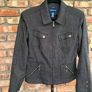 Evan Picone black and white short waisted multi pocket lined jacket. Size 10P